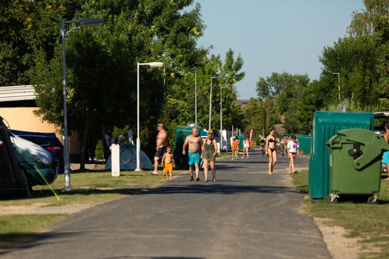 Aranypart Camping & Apartments Сиофок Екстериор снимка