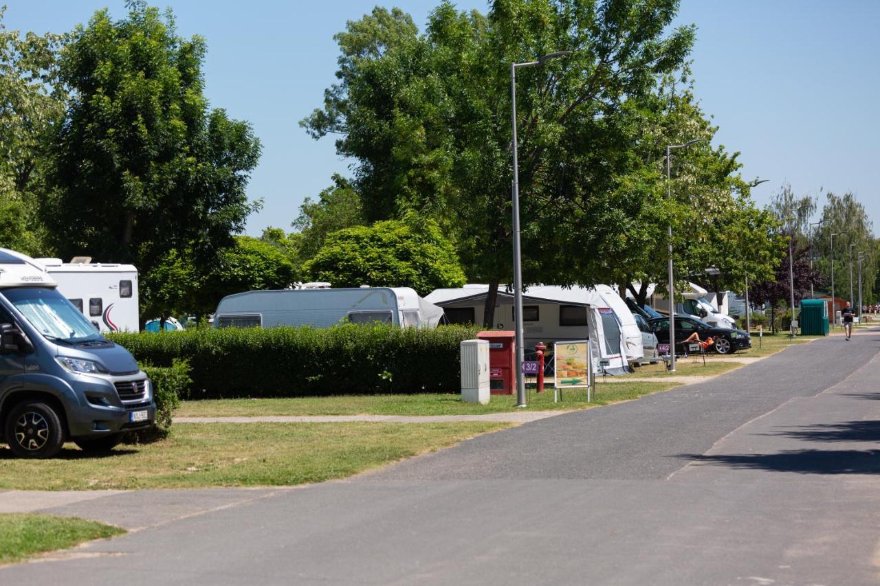 Aranypart Camping & Apartments Сиофок Екстериор снимка